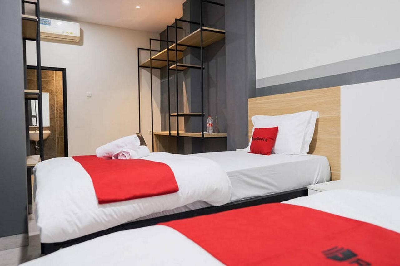 Reddoorz Plus Near Taman Anggrek Mall Jakarta Exterior foto