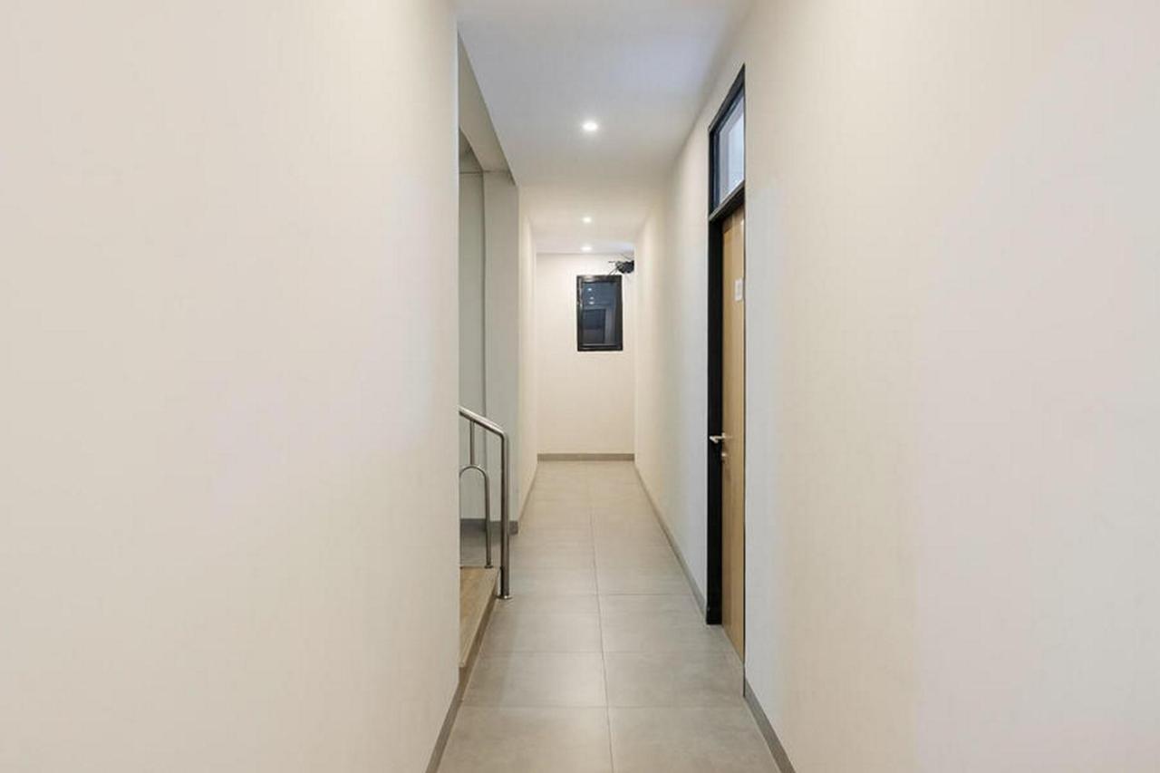 Reddoorz Plus Near Taman Anggrek Mall Jakarta Exterior foto