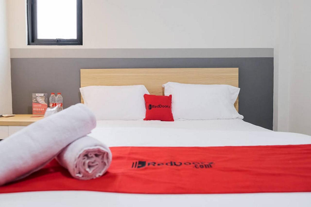 Reddoorz Plus Near Taman Anggrek Mall Jakarta Exterior foto