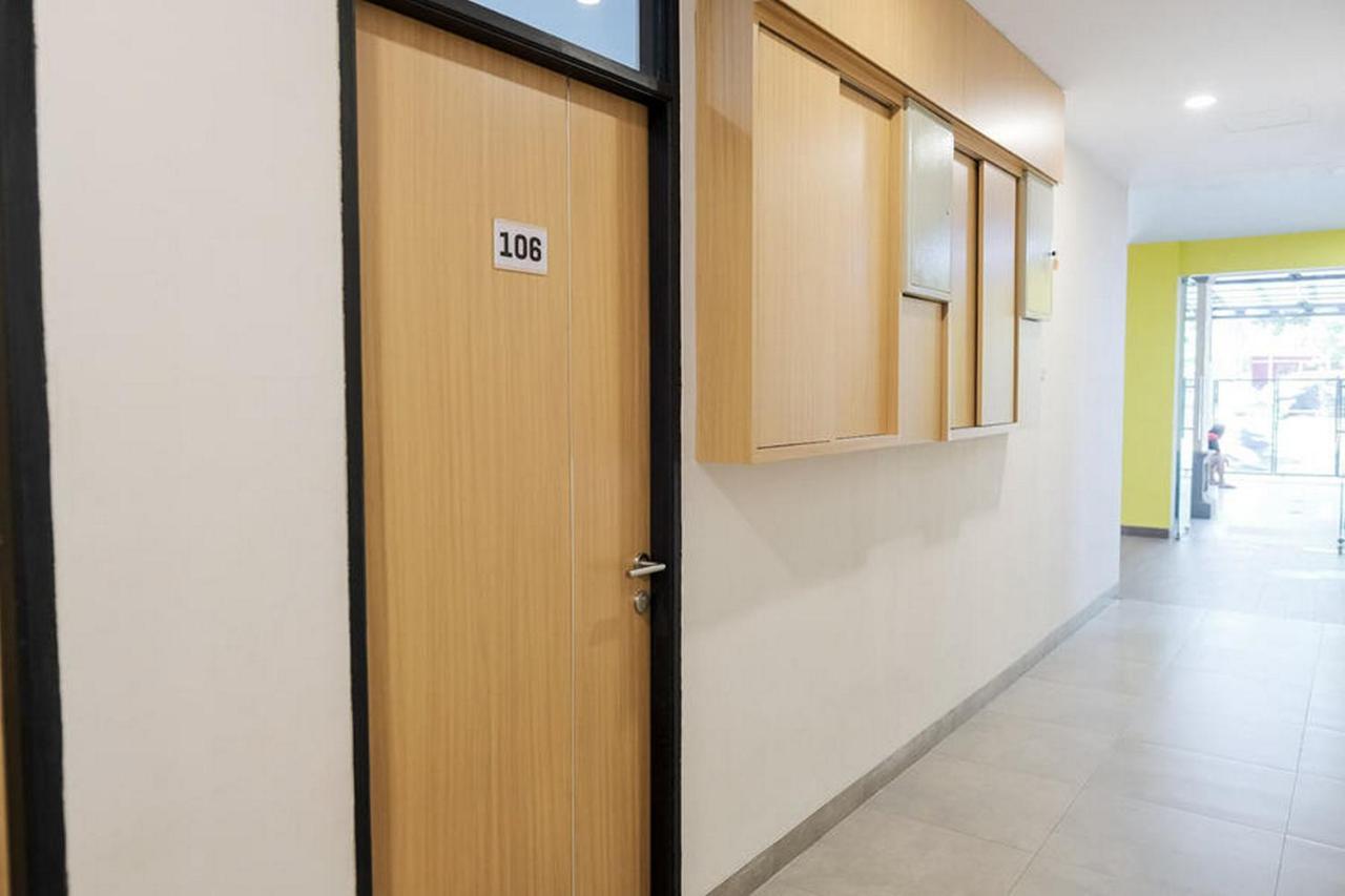Reddoorz Plus Near Taman Anggrek Mall Jakarta Exterior foto